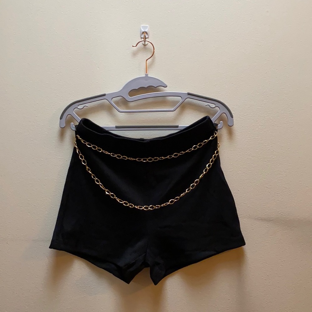 RIBBED KNIT BIKE SHORTS WITH GOLD CHAIN